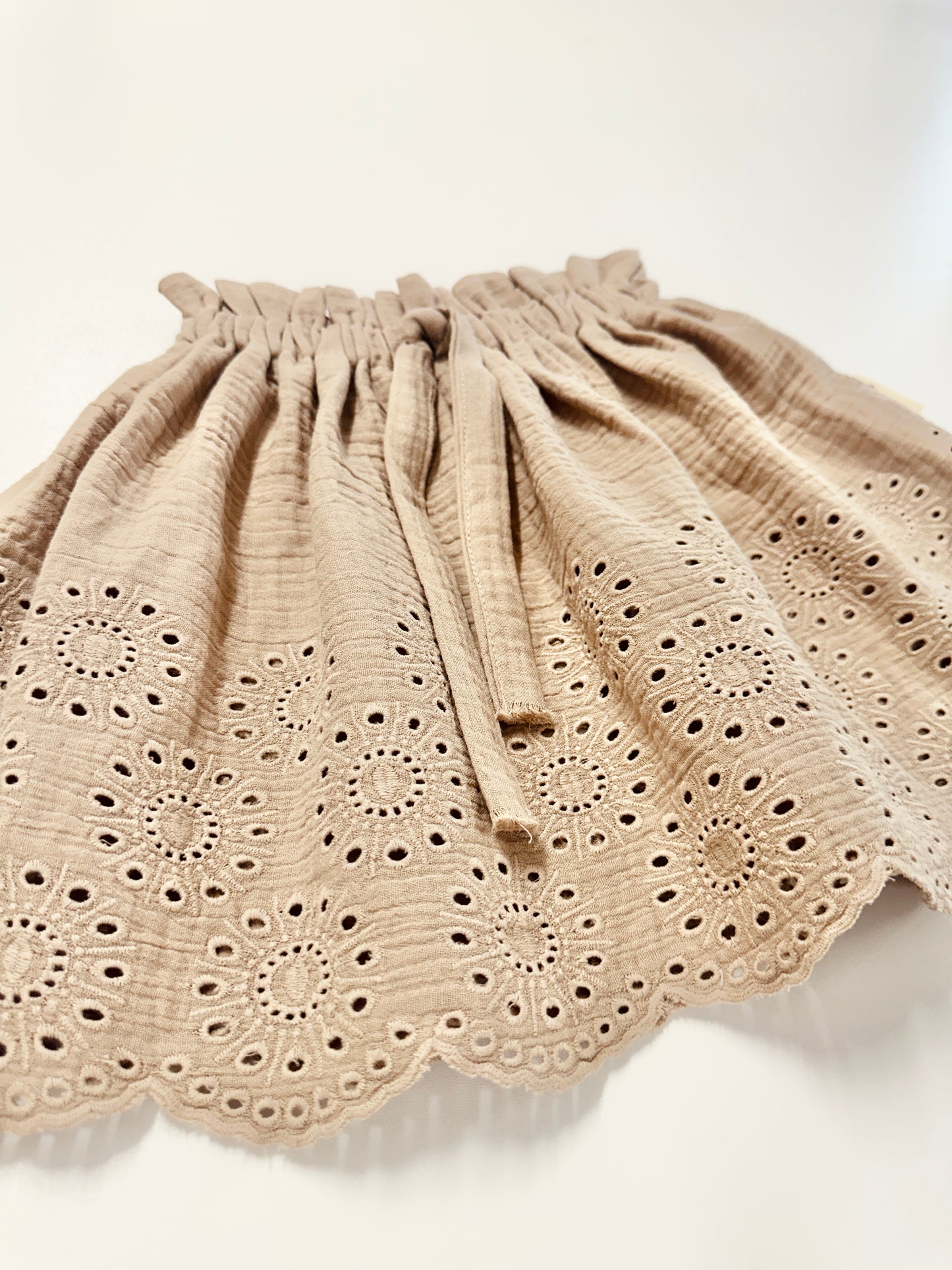 Paperbag Rock, Musselin gestickt, 5-8 Jahren, 34cm lang