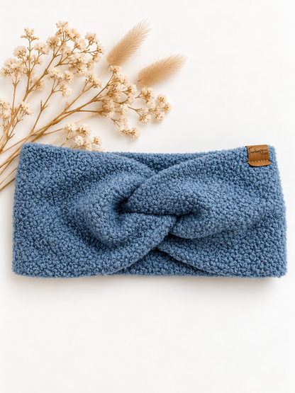 Breites Damen-Stirnband aus Bouclé, warm und rutschfest, in Größe 54-56cm, von Farbenprinz, zeigt das Textil und Stil.