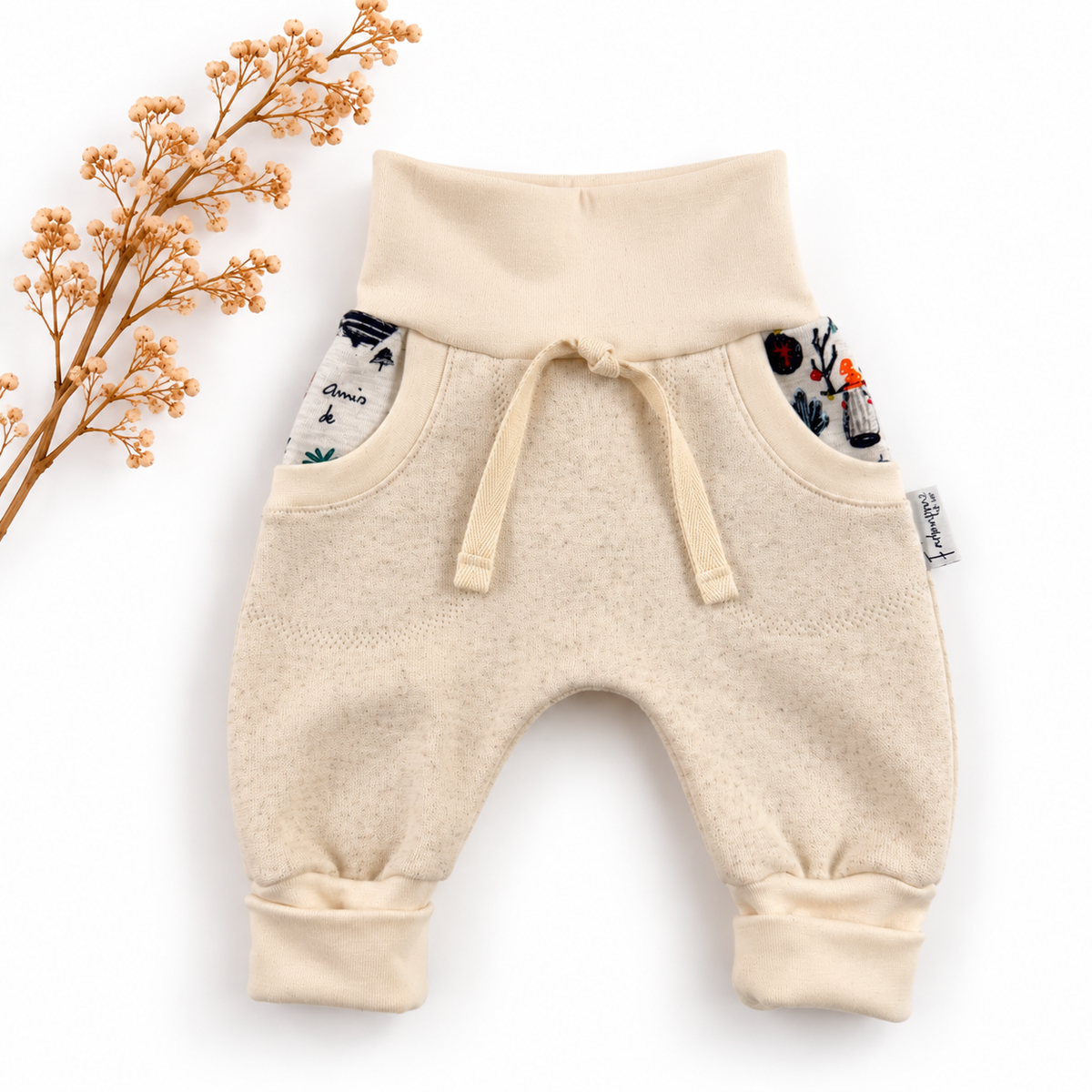 Weiche Mitwachshose für Baby in Größe 56-62 von Farbenprinz, Baumwolle, langer Bauchbund, Bündchen und Taschen.
