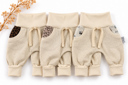 Weiche Baumwoll-Babyhose von Farbenprinz mit langem Bündchen, Mitwachshose in Größe 62-68, bequem und angenehm tragbar.