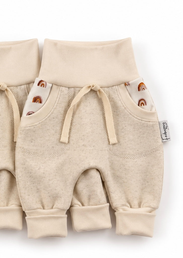 Weiche Mitwachshose für Baby von Farbenprinz, Baumwolle, langer Bauchbund, Bündchen und Taschen in Größe 56-62.