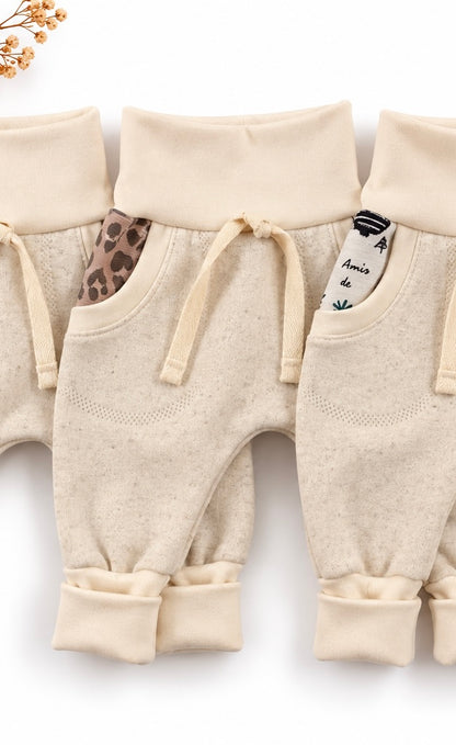 Mitwachshose für Baby von Farbenprinz, aus weicher Baumwolle mit langem Bauchbund, Bündchen und Taschen in Größe 56-62