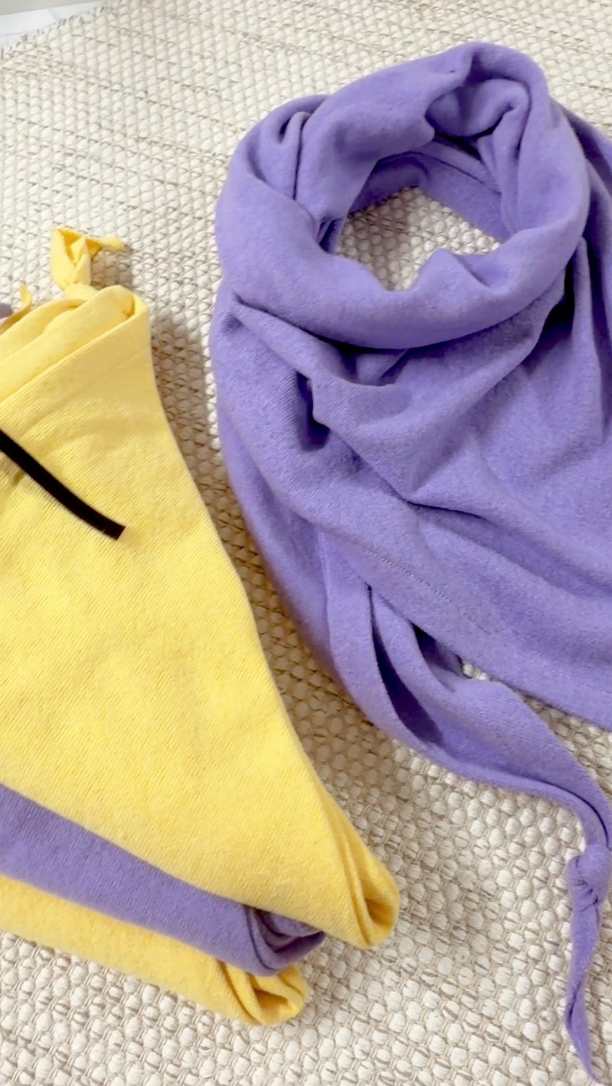 Großes, farbiges Stricktuch- und Stirnband-Set für Erwachsene von Farbenprinz, zeigt das kuschelige, warme Design in lebendigen Farben